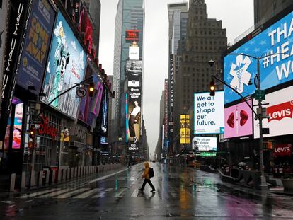 Un peatón cruza por Times Square, uno de los espacios más representativos de Nueva York.