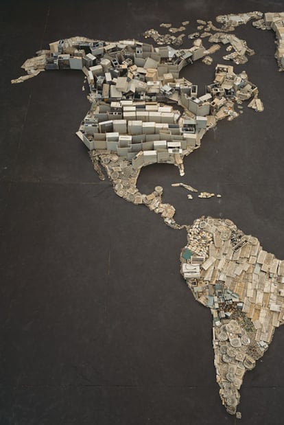 Fragmento del tríptico<i> WWW (World Map)</i> (2008), del artista brasileño Vik Muniz.