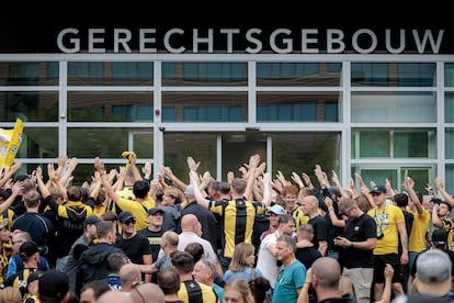 Aficionados fuera del tribunal tras el procedimiento sumario del Vitesse contra la Federación Holandesa de Fútbol (KNVB) en Utrecht ayer.