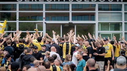 Aficionados fuera del tribunal tras el procedimiento sumario del Vitesse contra la Federación Holandesa de Fútbol (KNVB) en Utrecht ayer.