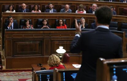 El debate de este miércoles estaba convocado para dar cuenta de las dos últimas reuniones del Consejo Europeo. El jefe del Ejecutivo en funciones dedicó hora y cuarto al asunto, pero con las réplicas se entró de lleno en la política nacional y la discusión sobre si hay o no posibilidad de formar Gobierno. En la imagen, el líder del partido Popular, durante su intervención.