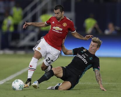 Toni Kroos intenta evitar la penetración por la banda del jugador del Manchester, Henrikh Mkhitaryan.