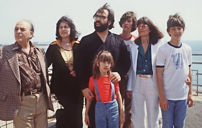 De izquierda a derecha: Carmine Coppola, su esposa Pennito, Francis, Sof&iacute;a, Gian Carlo, Eleanor y Roman, en Cannes en 1979