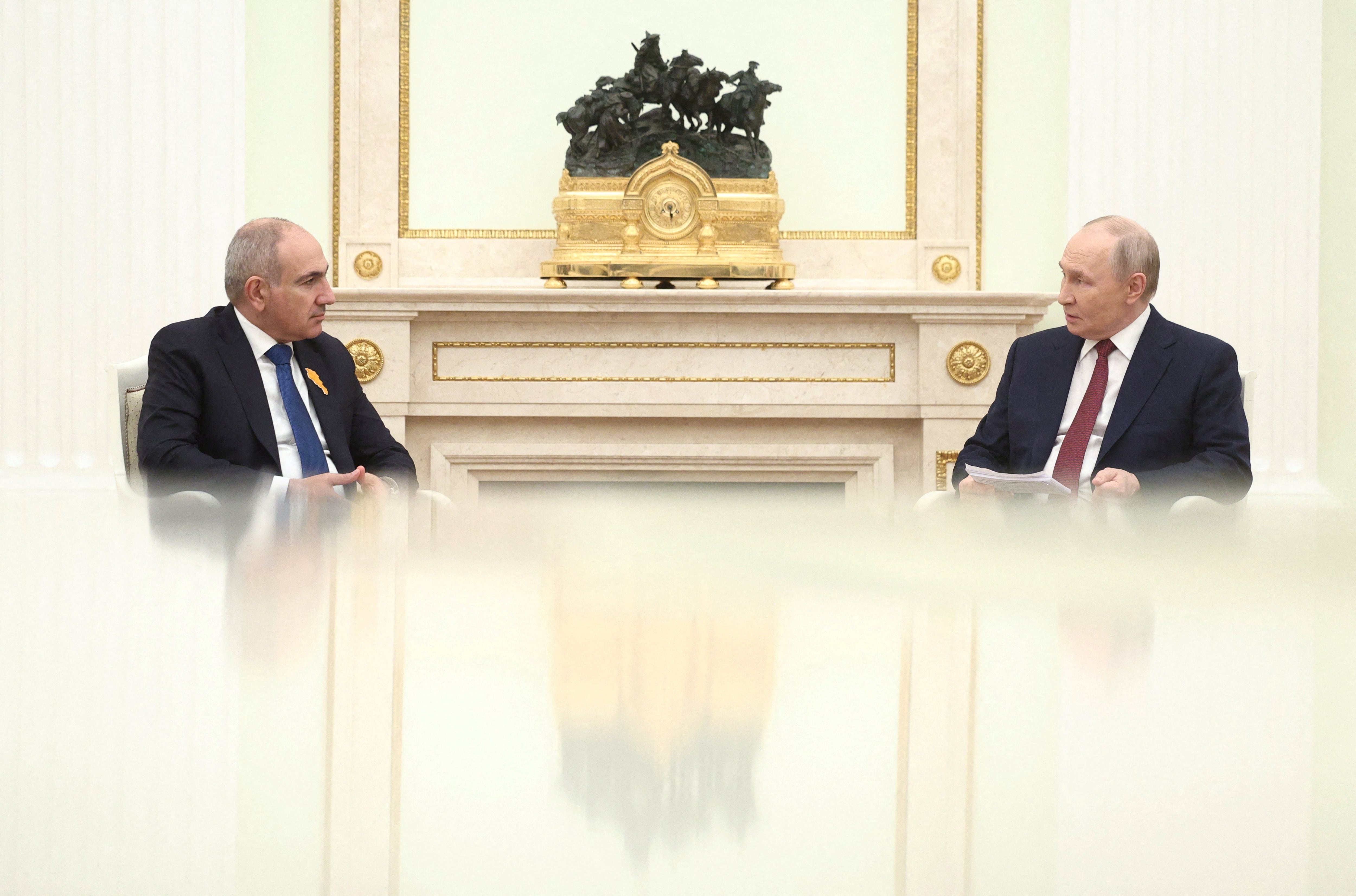 Rusia obstruye el comercio con Armenia y amenaza con cortarle el gas ante la posible victoria electoral de Pashinián