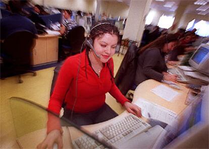 Unas 50.000 personas trabajan en los <i>call centers</i> en Espa?a.