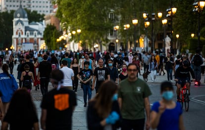 Decenas de personas caminan junto al Palacio Real, este miércoles.