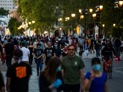 Decenas de personas caminan junto al Palacio Real, este miércoles.