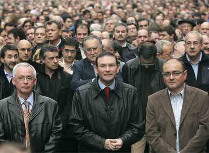 Joseba Azkarraga, Juan José Ibarretxe y Javier Madrazo, durante la manifestación de Bilbao.