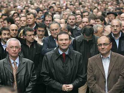 Joseba Azkarraga, Juan José Ibarretxe y Javier Madrazo, durante la manifestación de Bilbao.