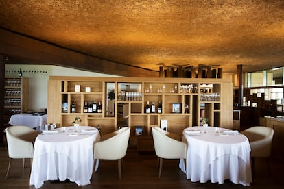 El restaurante Fontané es el comedor principal del Hotel Esperit Roca, ubicado en una montaña de Sant Julià de Ramis.