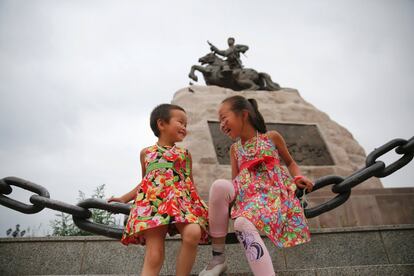 Dos niñas juegan en el centro de Ulán Bator (Mongolia), el 13 de julio de 2016.