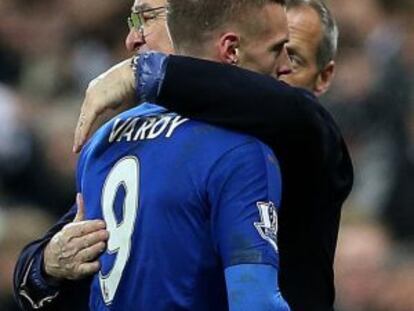 Ranieri abraza a Vardy en el partido ante el Newcastle