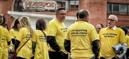 Workers from Kraft’s Ateca factory show their disapproval of the planned closure.