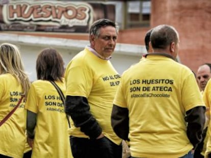 Workers from Kraft&rsquo;s Ateca factory show their disapproval of the planned closure. 