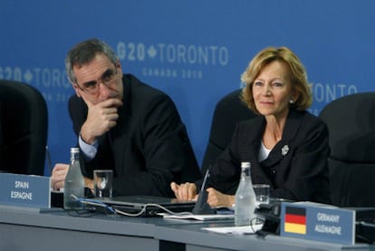 Elena Salgado, junto al director de la Oficina Económica del Presidente, Javier Vallés, en la sesión plenaria del G-20.