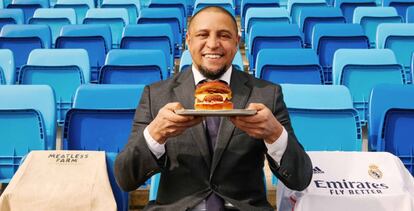 Roberto Carlos promociona uno de los productos de Meatless Farm.