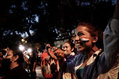 El presidente paraguayo, Mario Abdo Benítez, anunció el despido de tres de sus ministros tras las protestas: el de Educación, Eduardo Petta; la ministra de la Mujer, Nilda Romero y al jefe de Gabinete civil, Juan Ernesto Villamayor.