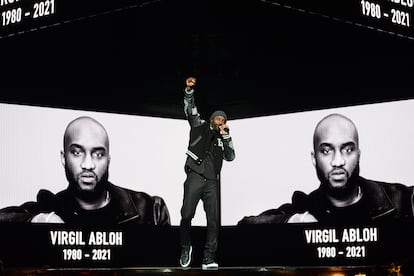 La ceremonia rindió tributo póstumo al diseñador afroamericano Virgil Abloh, cuyo inesperado fallecimiento apenas unas horas antes de los Fashion Awards conmocionó a la industria de la moda. El actor Idris Elba, amigo personal de Abloh, pronunció unas palabras en su honor y leyó el poema de Maya Angelou When Great Trees Fall.