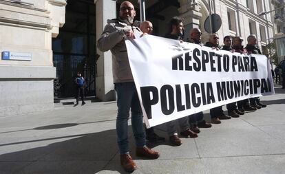 Protesta de policías municipales frente al Ayuntamiento de Madrid.