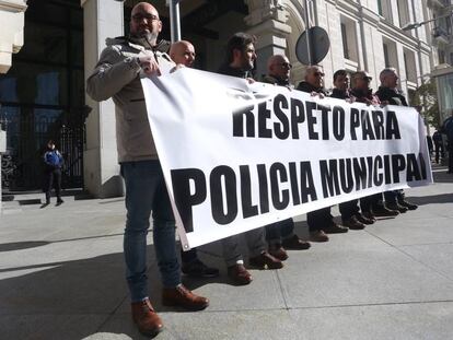 Protesta de policías municipales frente al Ayuntamiento de Madrid.
 
 