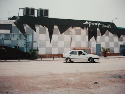 Parking de Spook, la discoteca del murciélago a las afueras de Valencia. |