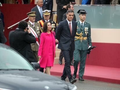 Los Reyes presiden el desfile del 12 de octubre, en el paseo de la Castellana. El presidente del gobierno, Pedro Sanchez y la ministra de defensa, Margarita Robles. 