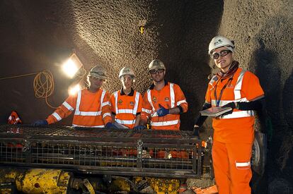 Los españoles José Miguel Soto, Eneritz Otxoa, Rubén Rodríguez y Paula Cabrera trabajan bajo el suelo de la estación de Farringdon.