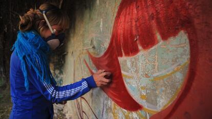 Una mujer pinta un grafiti en el Festival Internacional de Cine de Valencia, que incluye en su programación el ciclo 'Art & The City', una recopilación dedicada al arte urbano.