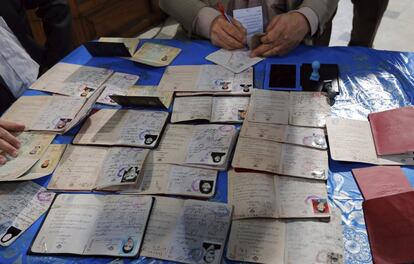 Un funcionario prepara la documentación de varias personas para que ejerzan su derecho al voto en Teherán.