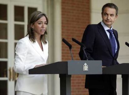 La ministra de Vivienda, Carme Chacón, junto a Zapatero en la presentación del plan de alquiler.