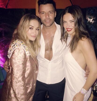 En la noche solidaria de Miami, Ricky Martin reunió a otros famosos para reunir fondos para los damnificados en Puerto Rico por los huracanes. En la imagen, el cantante puertorriqueño con la también cantante rita ora y la modelo Adriana Lima.