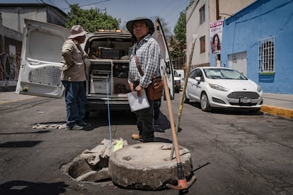 Funcionarios del SACMEX inspeccionan la calidad del agua en la alcaldía Alvaro Obregón, el 10 de abril.