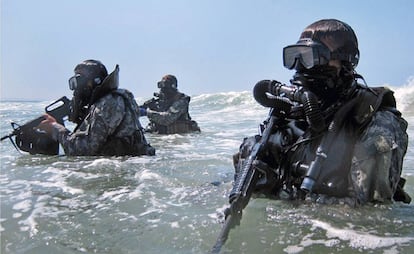 En Baleares este verano se avistó un tiburón. Más difícil es encontrarse a los Navy Seals (en la imagen), pero todo está tan revuelto que vaya usted a saber.