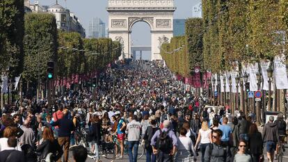 Cientos de personas caminan por los Campos El&iacute;seos de Par&iacute;s celebrando el &quot;d&iacute;a sin coches&quot; 