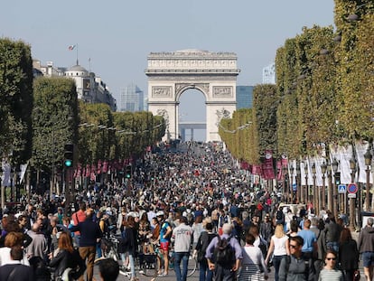 Cientos de personas caminan por los Campos El&iacute;seos de Par&iacute;s celebrando el &quot;d&iacute;a sin coches&quot; 