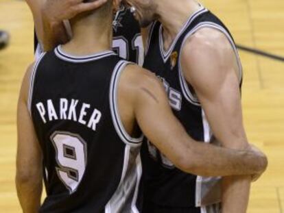 Duncan celebra con Parker y Ginobili el triunfo en el primer partido.