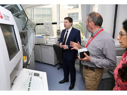 El ministro principal de Gibraltar, Fabián Picardo, durante una visita a instalaciones sanitarias en las que se realizan pruebas del coronavirus