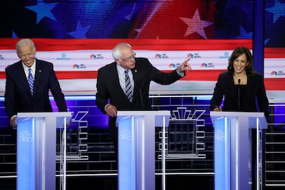Los candidatos presidenciales demócratas: Joe Biden, Bernie Sanders y Kamala Harris, durante la segunda el primer debate presidencial demócrata, el 27 de junio de 2019, en Miami, Florida. 