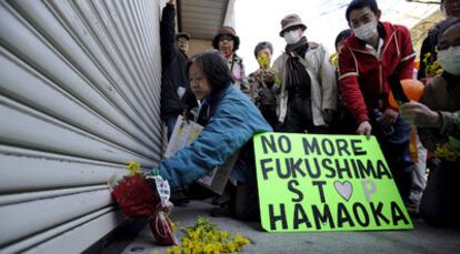 Un grupo de personas protesta contra la energía nuclear.