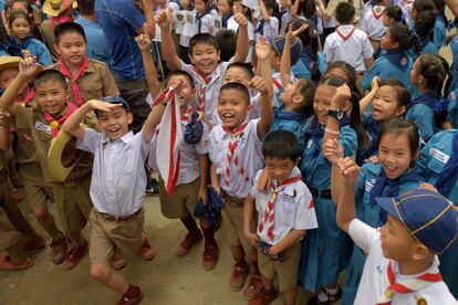 Un grupo de estudiantes celebra el rescate de los 12 niños en Chiang Rai, Tailandia, el 11 de julio de 2018.  