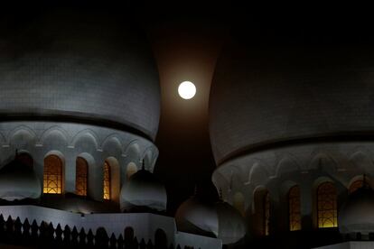 El eclipse lunar se eleva detrás de la Gran Mezquita Sheikh Zayed en Abu Dhabi, en Emiratos Árabes Unidos, el 27 de julio de 2018.