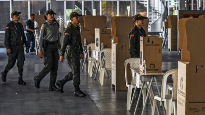 Agentes de la policía resguardan una casilla electoral en Medellín