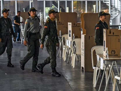 Unos agentes de la Policía resguardan un puesto electoral en Medellín.