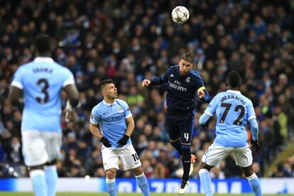 El defensa del Real Madrid Sergio Ramos despeja un balón.