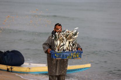 Un pescador palestino volvía el domingo de su jornada de trabajo en el mar Mediterráneo, frente a la costa del norte de la Franja de Gaza, cerca de la frontera con Israel.
