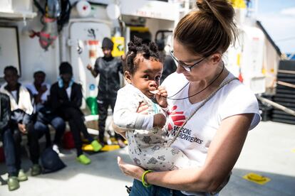 Un bebé rescatado de una de las pateras en brazos de una trabajadora de MSF a bordo del 'Aquarius', el 14 de junio de 2018.