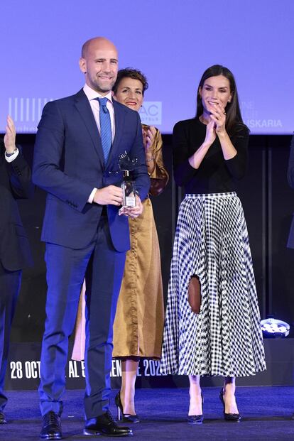 La reina Letizia presidió ayer miércoles, en el Cine Moncayo de Tudela, el homenaje del festival Ópera Prima a la directora de cine Pilar Miró, una mujer que intercaló el amor por el cine con la lucha por la libertad, dijo su hijo, Gonzalo Miró, que recibió una distinción de reconocimiento. La propia Reina fue la encargada de entregar al hijo de Pilar Miró ese reconocimiento en un acto en el que estuvieron presentes el ministro de Cultura, Miquel Iceta, y la presidenta de la Comunidad de Navarra, María Chivite, entre otras autoridades regionales.