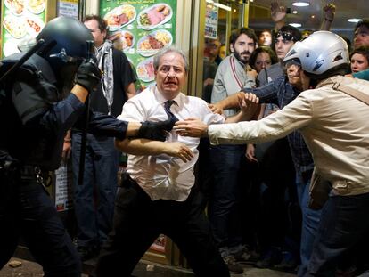El dueño del bar protegió a los manifestantes