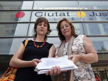 La eurodiputada Marina Albiol y la coordinadora de EU, Marga Sanz, cuando denunciaron los hechos.