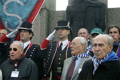 Dos <i>mossos d'esquadra,</i> con uniforme de gala, ayer en Mauthausen, y a la izquierda, dos supervivientes: Eusebio Pérez y Francisco Batiste.